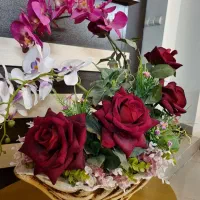 گل مصنوعی با گلدان و سبد/ شیک و در حد نو