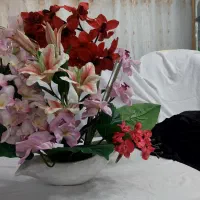 گل مصنوعی با گلدان سرامیکی بزرگ در حد نو|گل مصنوعی|خوی, |دیوار