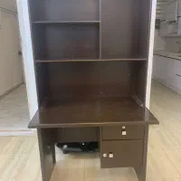 کتابخانه و میز کار