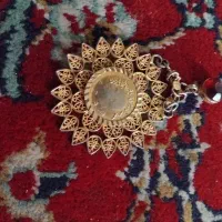 مدال یاد بود.  طلا  و انگشتر طلا والماس.  طرح تاج