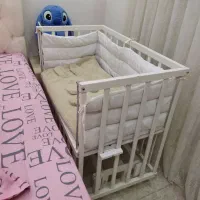 تخت کنار مادر