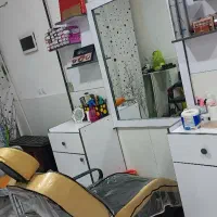 دکور ارایشگاه فقط دکور باآیینه ها هستن