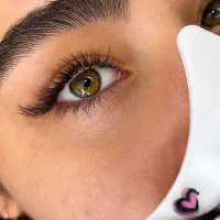 خدمات تخصصی کاشت و اکستنشن  و لیفت مژه