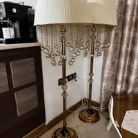 آباژور ایستاده کنار سالنی دو عدد باهم