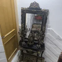 آیینه و شمعدان و میز
