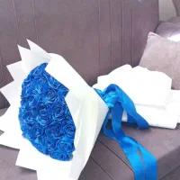۳۰ شاخه اماده تحویل در سه رنگ ابی قرمز صورتی گل