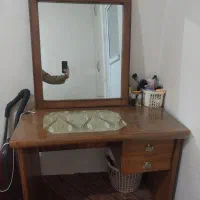 آینه و میز تحریر