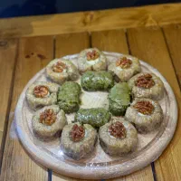 فروشنده خانم برای قنادی