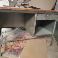 میز فلزی وصندلی چوبی