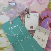 تعدادی  گوشواره   و...