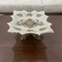 شیرینی خوری و تلویزیون قدیمی