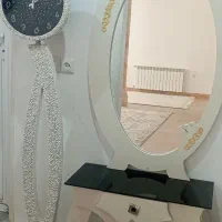 آینه و کنسول و ساعت ایستاده