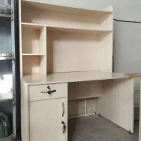 میز و کتابخانه