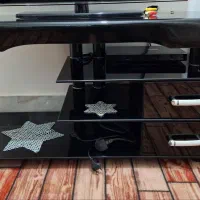 دو عدد زیر تلویزیون