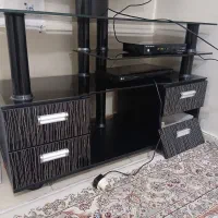 میز تلویزیون و گلدان