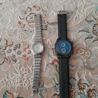 دوعدد ساعت آنالوگ