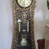 ساعت برنجی کنار سالنی