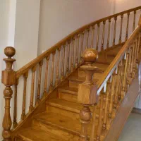 اجرای تخصصی راه پله چوبی
