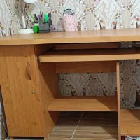 میز تحریر و کامپیوتر