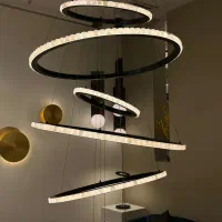 کارشناس کنترل کیفیت در کارخانه لوستر سازی مدنور