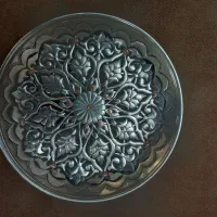 بشقاب مسی قلمزنی شده|صنایع دستی و سایر لوازم تزئینی|دلیجان, |دیوار