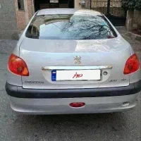 پژو صندوقدار v8 نگهداری شده در لای زرورق