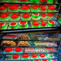 نیازمندهمکار خانم و آقا برای شیرینی فروشی