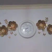 ساعت دیواری سیکو با گل های تزیینی