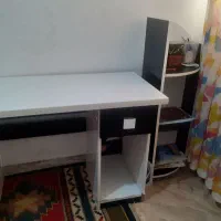 تخت و میز کامپیوتر و کتابخونه