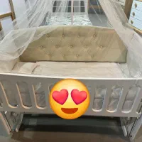 تخت گهواره کنار مادر