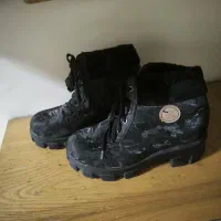 بوت لژ دار|کیف، کفش، کمربند|اصفهان, شیخ اشراق|دیوار