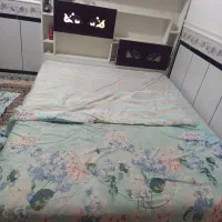 تخت خاب با میز ارایشی با دو عدد میز پادری