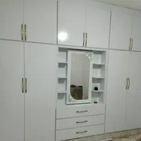 کمد دیواری و درب اتاق