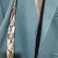 یکی مشکی یکی سبز