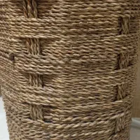 سبد لباس حصیری درب دار.