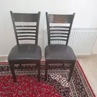 تعداد ۴ عدد صندلی چوبی  با روکش طرح چرمی شکیل