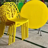 صندلی پلاستیکی و میز پلاستیکی و کودک غذا خوری