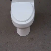 توالت فرنگی در حد نو و سالم  اصلا استفاده نشد