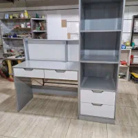 میز تحریر و کتابخانه