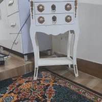 میز سفیدرنگ تمیز وسالم