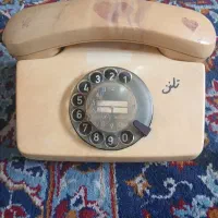 یک دستگاه تلفن چرخان قدیمی