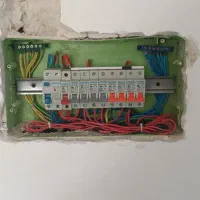 شاگرد ساده و نیم ماهر برق کاری