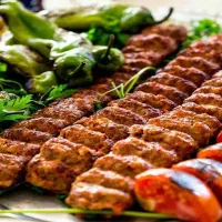 استخدام آشپز و تخته کار و وسط کار