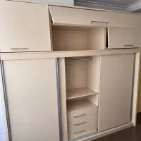 کمد MDF .  بزرگ  دارای ۳ در ریلی و ۳ کشو