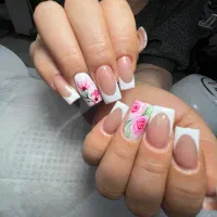 استخدام طراح کار حرفه ای ناخن