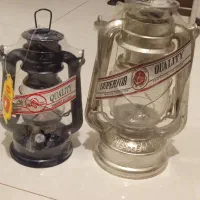 فانوس نفتی و فانوس باتری خور با نور آبی نو.