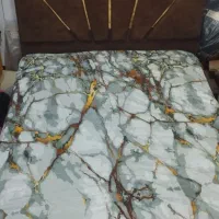 تعدادی تخت یک نفره و دو نفره با تشک درحدنو