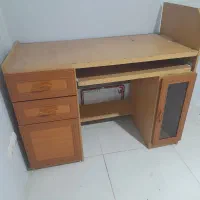 میزتحریر وکامپیوتربا۲طبقه کشو ودو کمدجا کیس درشیشه