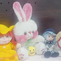 تعدادی از عروسک هاو استیکر ها به فروش میرسد