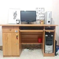 میز تحریر وکامپیوتر